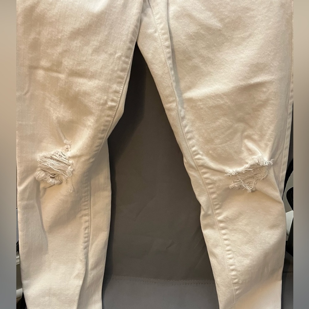 I a selling women Gap jeans size 24 ripped